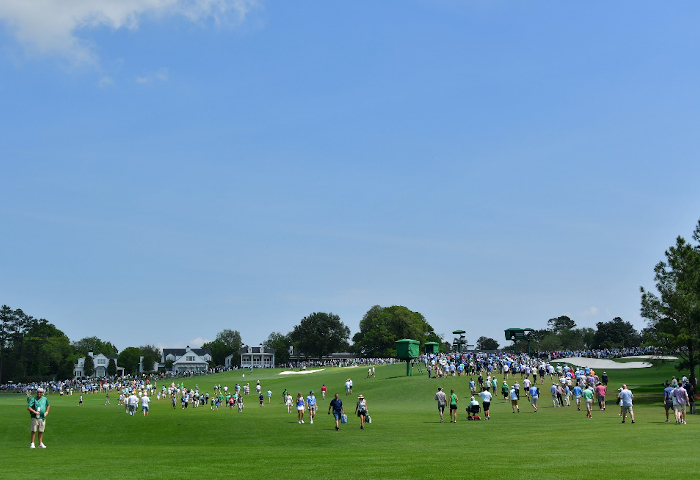 10_奥にクラブハウス、広いコースのセンターエリア