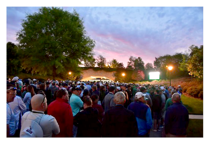 01_火曜日練習ラウンド。早朝、外ゲートのオープンを待つ観客